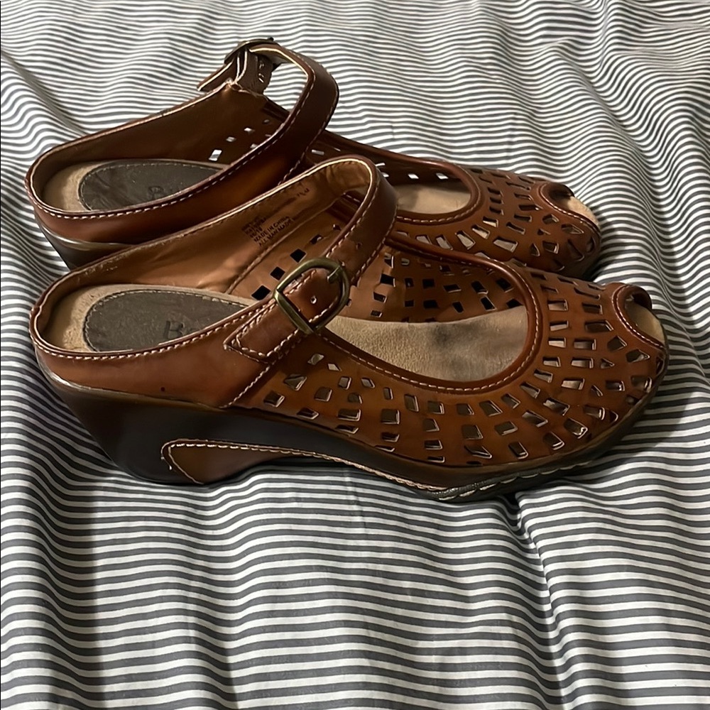 Bass Brown Leather Wedge Shoes with Perforated Design